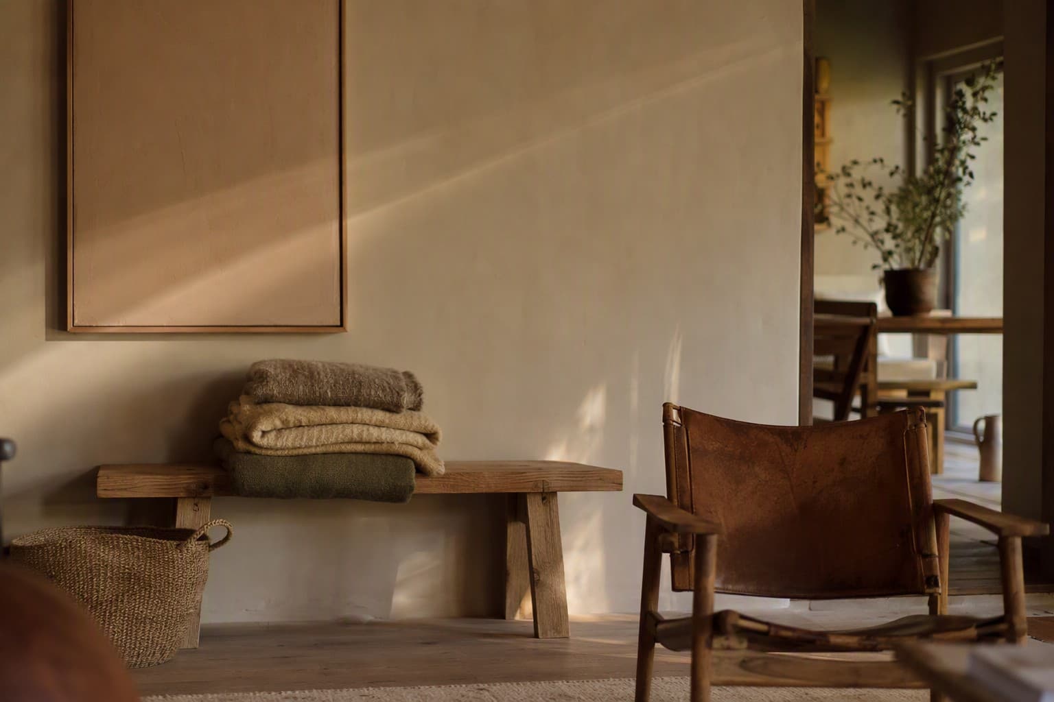 Rincón de una vivienda con textiles, madera y luz cálida